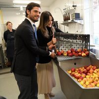 Carlos Felipe y Sofia de Suecia hacen zumo de manzana en su visita a Värmland