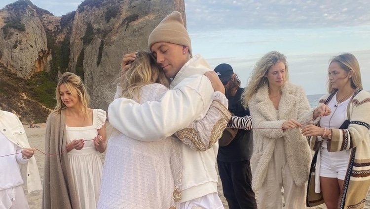 Jessica Hart y James Kirkham abrazados tras su compromiso de boda