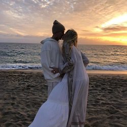 James Kirkham pidiendo matrimonio a Jessica Hart en la playa de Malibú