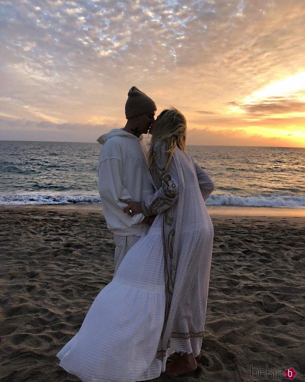 James Kirkham pidiendo matrimonio a Jessica Hart en la playa de Malibú - Foto en Actualidad