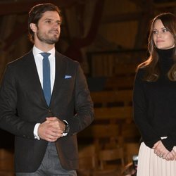 Carlos Felipe y Sofia de Suecia en el Teatro Västanå de Sunne en su visita a Värmland