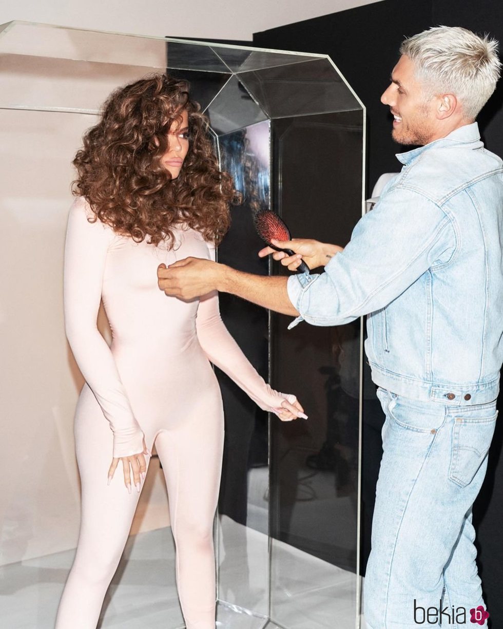 Chris Appleton peinando a Khloé Kardashian durante una sesión de fotos