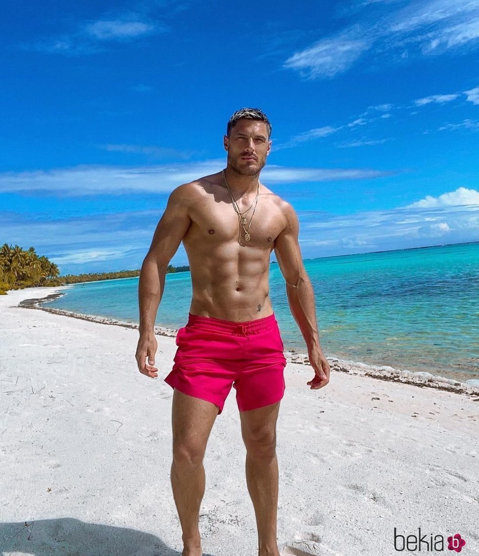 Chris Appleton posando en la playa durante el 40 cumpleaños de Kim Kardashian