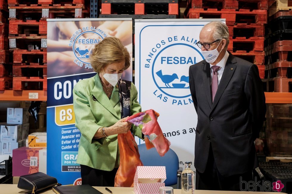 La Reina Sofía recibe un pañuelo en su visita al Banco de Alimentos de Las Palmas de Gran Canaria