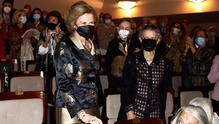 La Reina Sofía acude a un concierto benéfico en Madrid junto a su hermana Irene