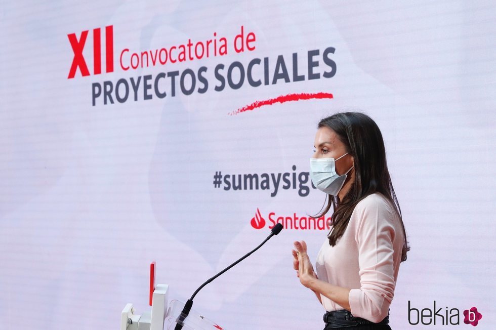La Reina Letizia dando un discurso en la XII Convocatoria de Proyectos Sociales del Banco Santander