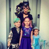 Magdalena de Suecia con sus hijos Leonor, Nicolás y Adrienne disfrazados en Halloween