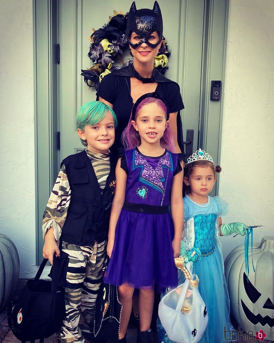 Magdalena de Suecia con sus hijos Leonor, Nicolás y Adrienne disfrazados en Halloween