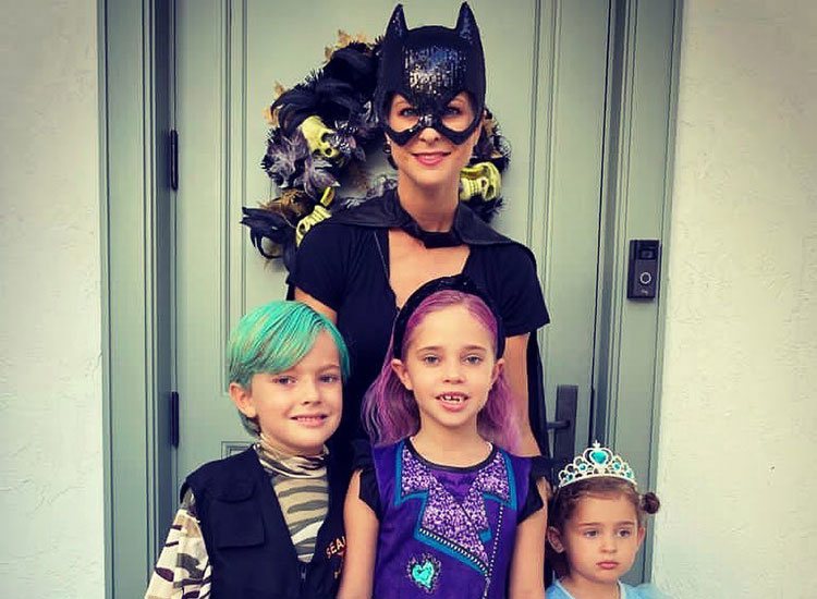 Magdalena de Suecia con sus hijos Leonor, Nicolás y Adrienne disfrazados en Halloween