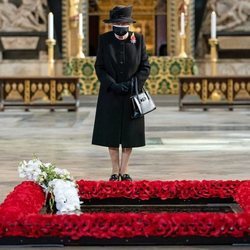 La Reina Isabel con mascarilla el Día del Recuerdo 2020