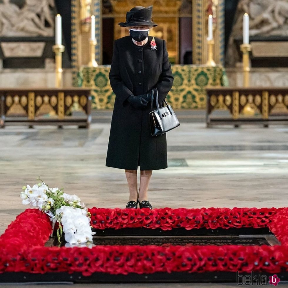 La Reina Isabel con mascarilla el Día del Recuerdo 2020