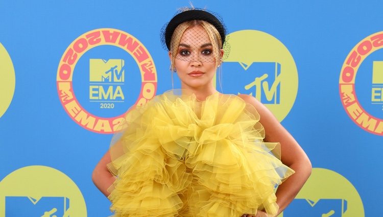 Rita Ora en la alfombra roja de los MTV EMA 2020