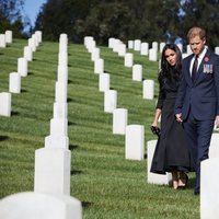 Los Duques de Sussex en el cementerio de Los Ángeles el Día del Recuerdo 2020
