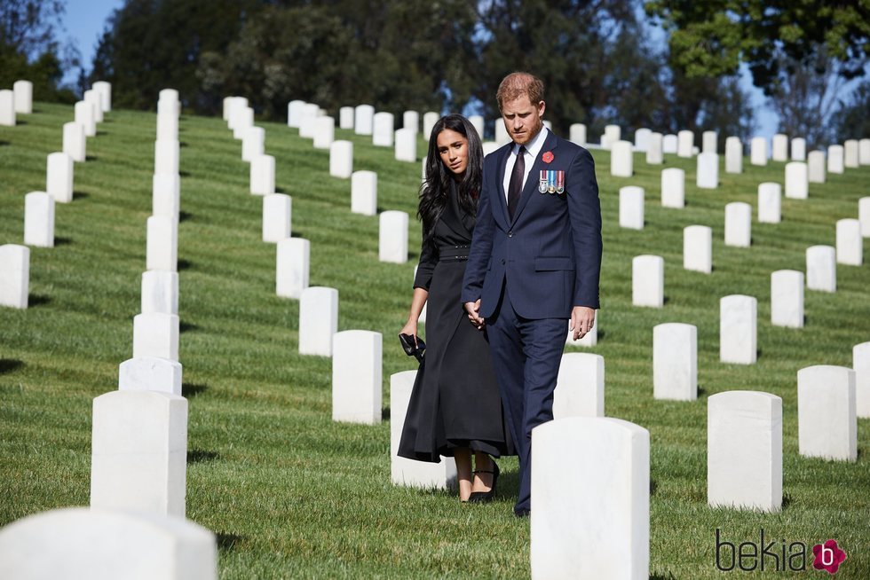 Los Duques de Sussex en el cementerio de Los Ángeles el Día del Recuerdo 2020