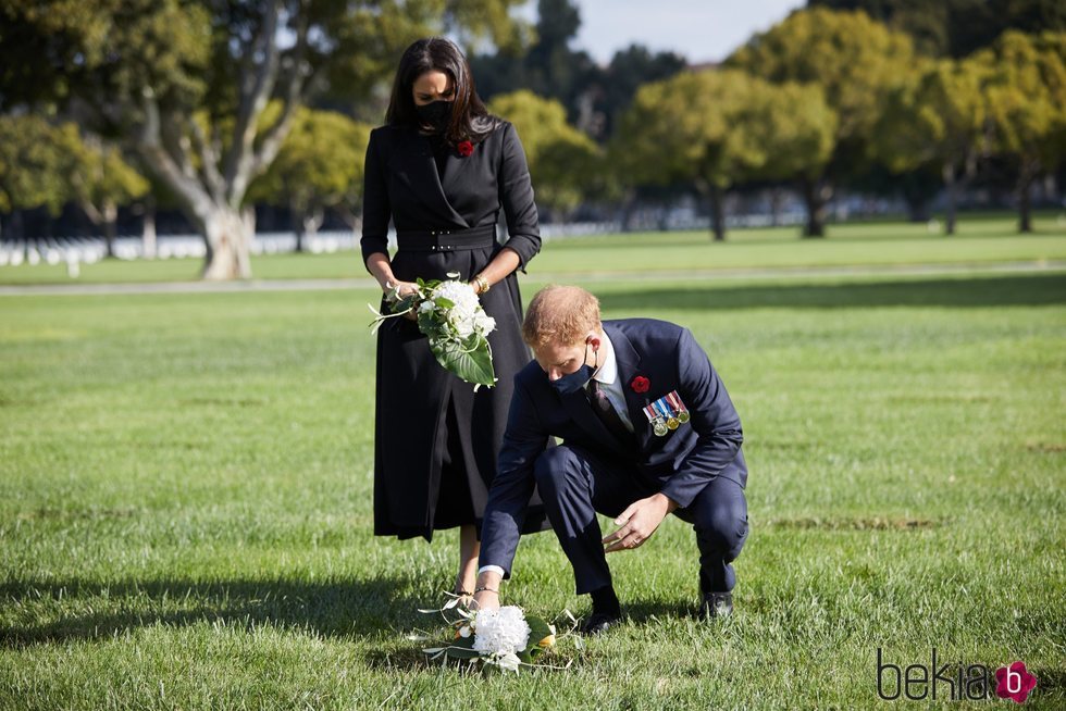 El Príncipe Harry y Meghan Markle depositando flores el Día del Recuerdo 2020