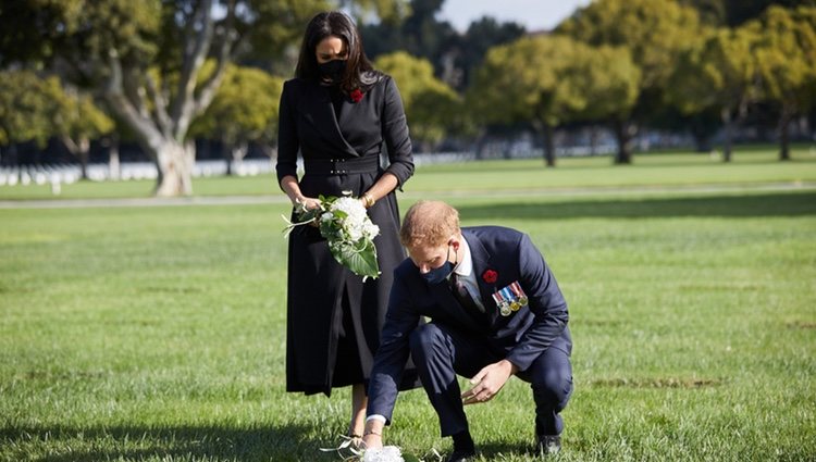 El Príncipe Harry y Meghan Markle depositando flores el Día del Recuerdo 2020