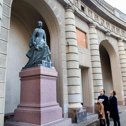Victoria y Daniel de Suecia y su hija Estela de Suecia ante la estatua de Kristina Gyllenstierna