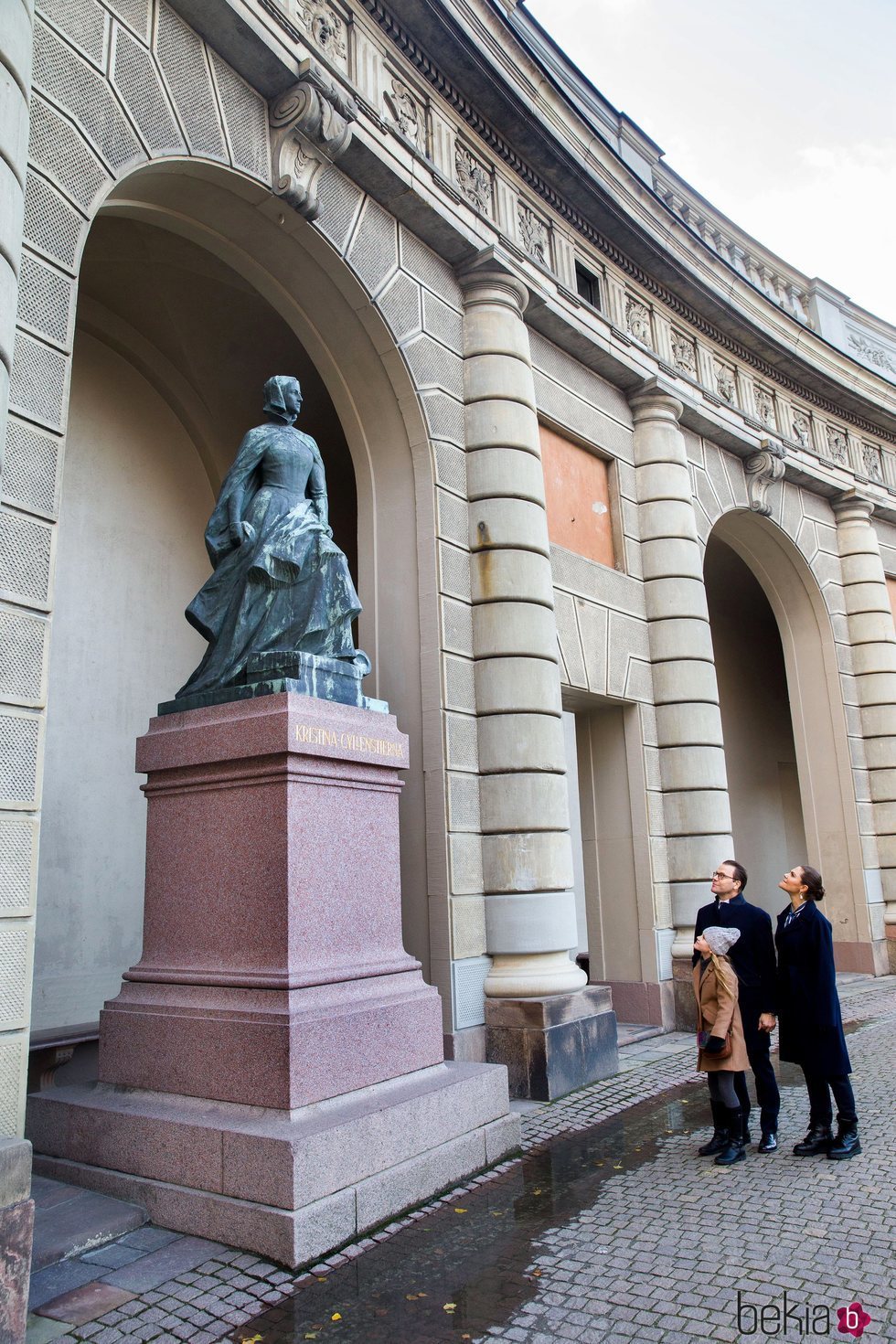 Victoria y Daniel de Suecia y su hija Estela de Suecia ante la estatua de Kristina Gyllenstierna
