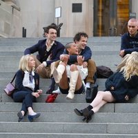 El nuevo elenco del reboot de 'Gossip girl' en la icónica escalera del MET