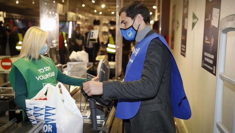 Iker Casillas colaborando en la campaña de la recogida del Banco de Alimentos