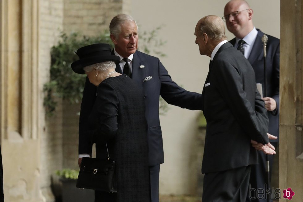La Reina Isabel, el Duque de Edimburgo y el Príncipe Carlos en el funeral de Patricia Knatchbull