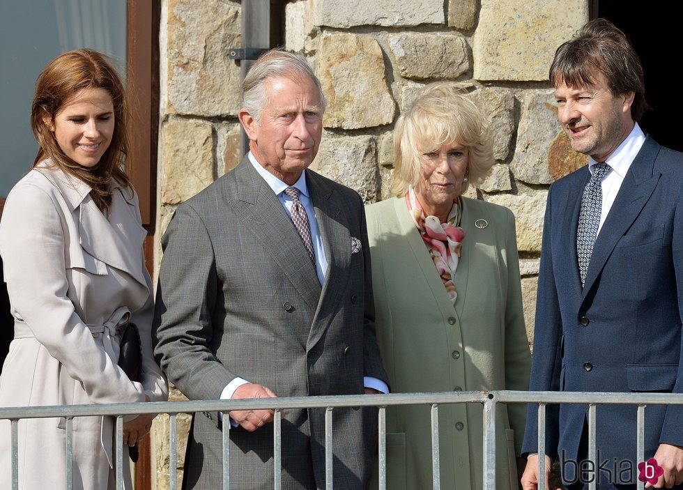El Príncipe Carlos y Camilla Parker con su primos Tim Knatchbull e Isabella Knatchbull