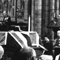 La Reina Isabel, el Duque de Edimburgo, la Reina Madre y el Príncipe Carlos en el funeral de Lord Mountbatten
