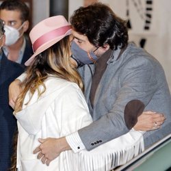 Elena Tablada siendo consolada por Javier Ungría durante el funeral de su abuela Elena Moura