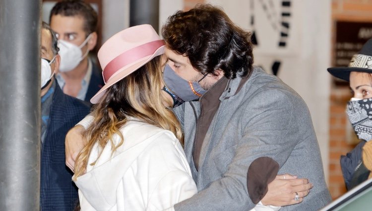 Elena Tablada siendo consolada por Javier Ungría durante el funeral de su abuela Elena Moura