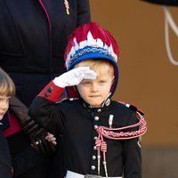 Jacques de Mónaco haciendo el saludo militar en el Día Nacional de Mónaco 2020