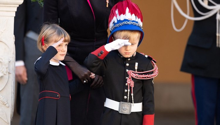 Jacques de Mónaco y Gabriella de Mónaco haciendo el saludo militar en el Día Nacional de Mónaco 2020