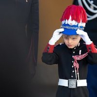 Jacques de Mónaco vestido de carabinero en el Dia Nacional de Mónaco 2020