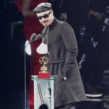 J Balvin recogiendo su premio en los Grammy Latino 2020