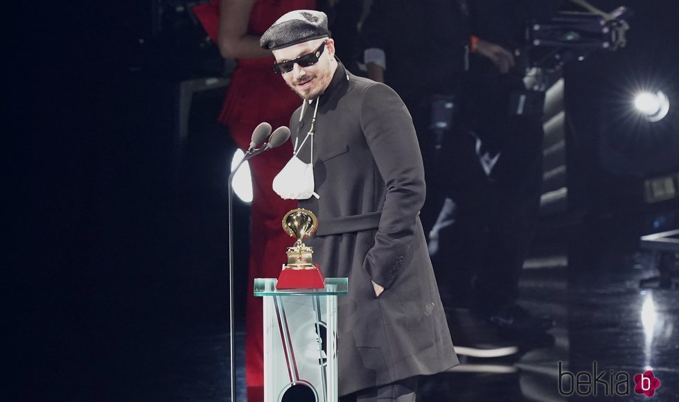 J Balvin recogiendo su premio en los Grammy Latino 2020