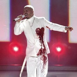 J Balvin durante su actuación en los Grammy Latino 2020