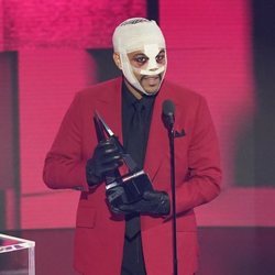The Weeknd con la cara vendada en la gala de los American Music Awards 2020