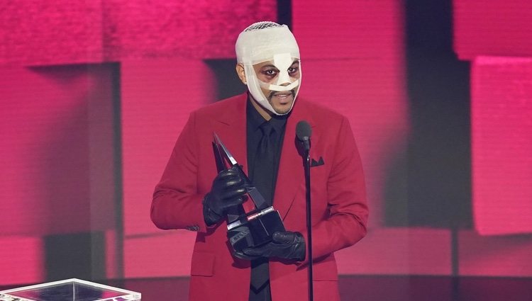 The Weeknd con la cara vendada en la gala de los American Music Awards 2020