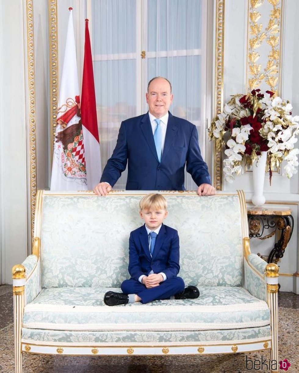 Alberto de Mónaco y su hijo Jacques de Mónaco subido a un sofá en el Día Nacional de Mónaco 2020