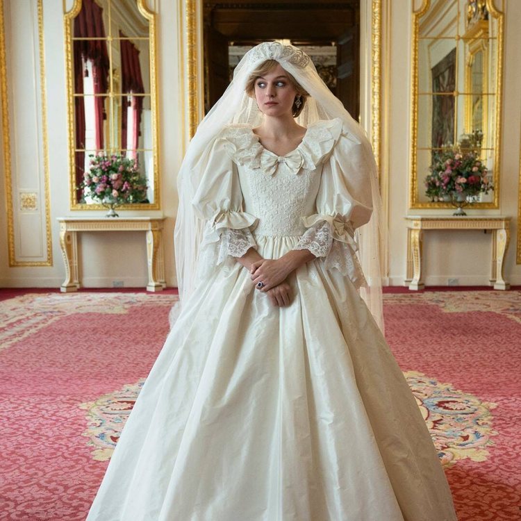 Emma Corrin caracterizada por Lady Di el día de su boda en 'The Crown'