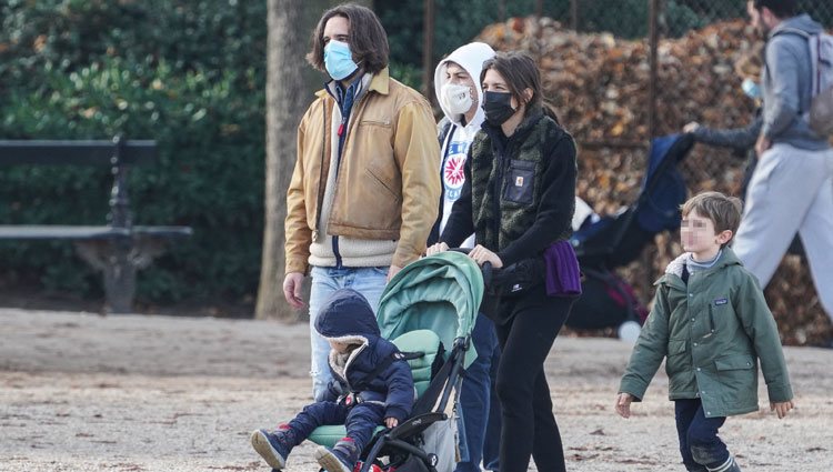 Carlota Casiraghi y Dimitri Rassam con sus hijos Raphaël Elmaleh y Balthazar Rassam en un parque de París
