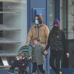 Carlota Casiraghi y Dimitri Rassam con sus hijos Raphaël Elmaleh y Balthazar Rassam de paseo por París