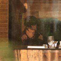 Tamara Falcó e Íñigo Onieva besándose en un restaurante de Madrid