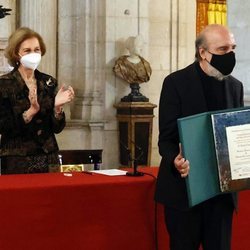 La Reina Sofía tras la entrega al poeta Raúl Zurita del Premio Reina Sofía de Poesía Iberoamerica