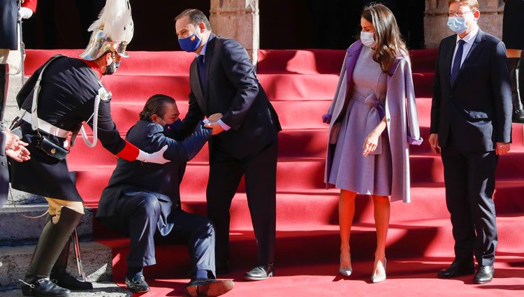José Luis Ábalos ayuda a levantarse a Vicente Boluda en presencia de la Reina Letizia y Ximo Puig en los Premios Rei Jaume I 2020