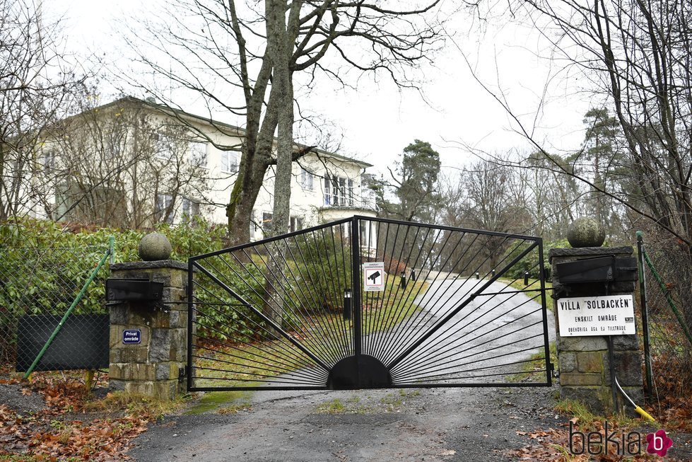 Puerta de entrada de Villa Solbacken, residencia de Carlos Felipe y Sofia de Suecia