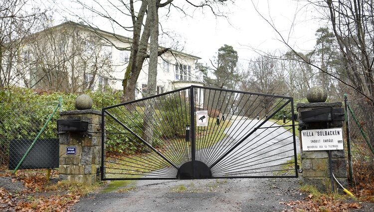 Puerta de entrada de Villa Solbacken, residencia de Carlos Felipe y Sofia de Suecia
