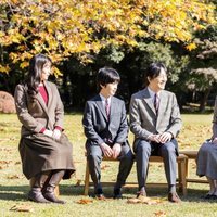 Akishino y Kiko de Japón con sus hijos Mako, Kako e Hisahito de Japón en un posado familiar