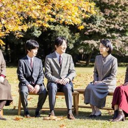 Akishino y Kiko de Japón con sus hijos Mako, Kako e Hisahito de Japón en un posado familiar