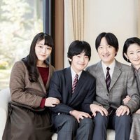 Akishino y Kiko de Japón con sus hijos Hisahito, Mako y Kako de Japón