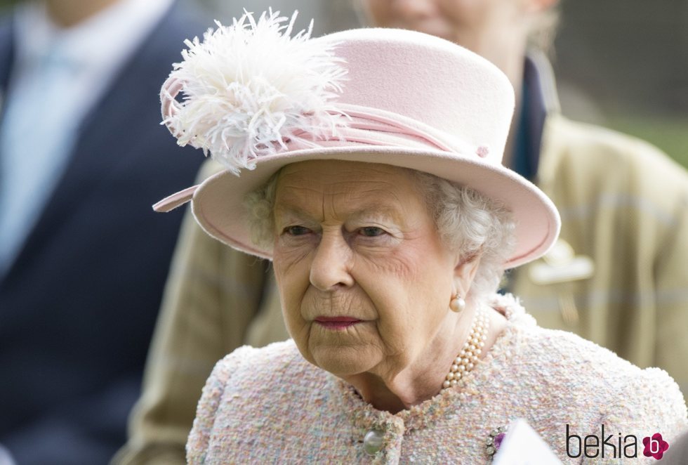 La Reina Isabel con gesto serio en Ascot